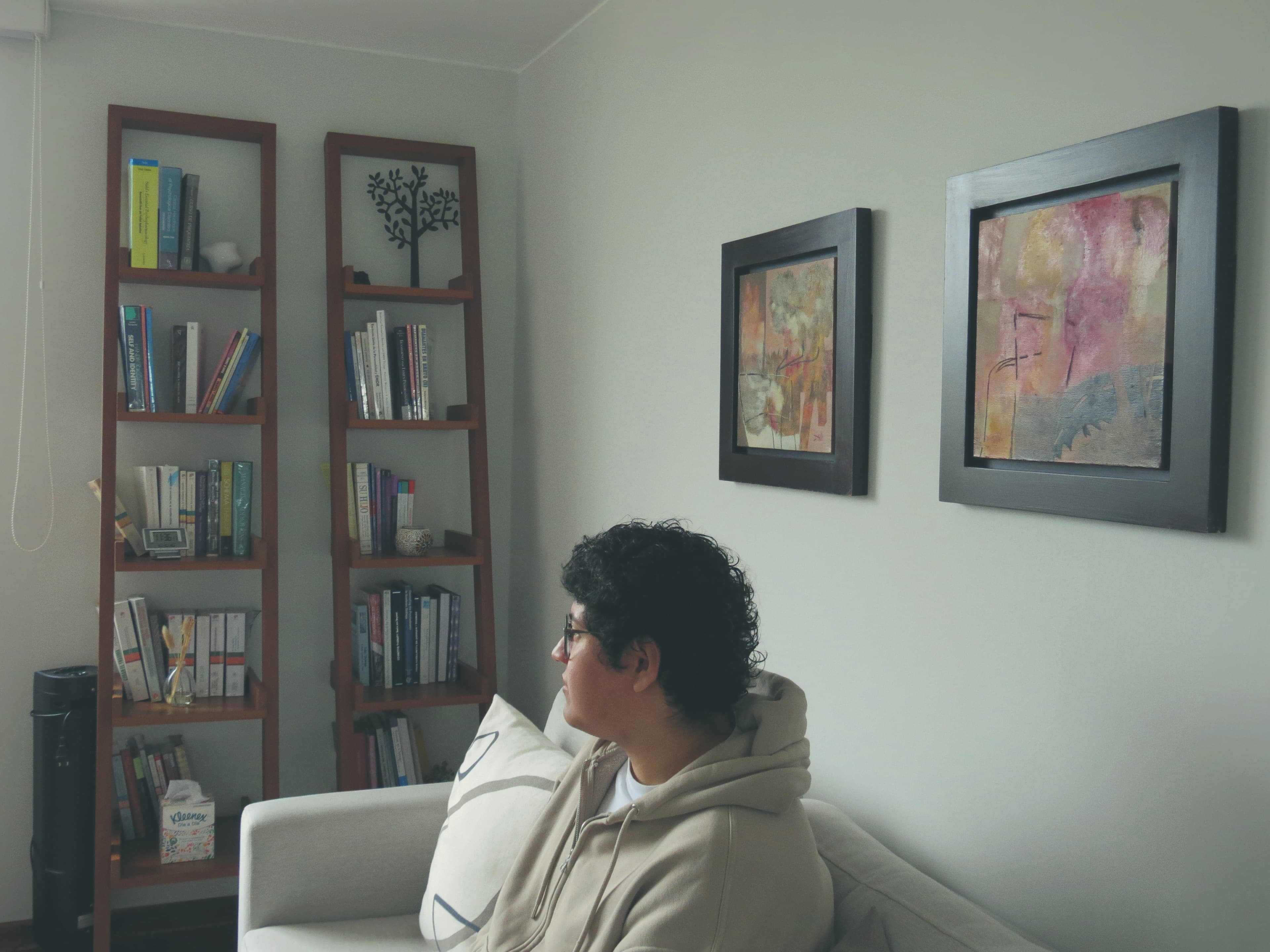 Espacio de trabajo de un terapeuta EMDR con material de estudio